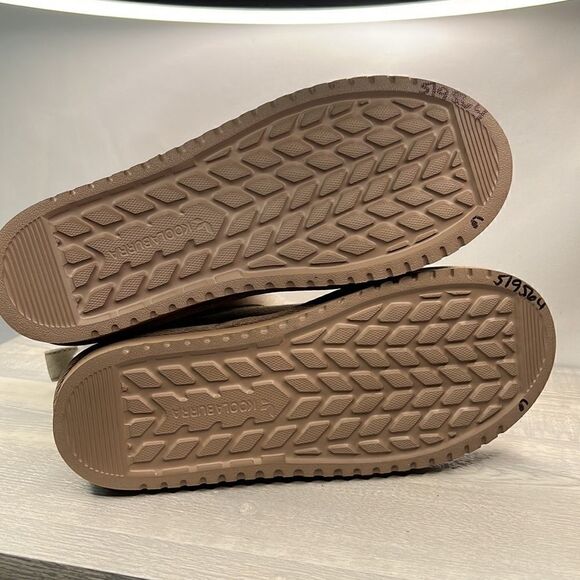 UGG    - Picture 12 of 14